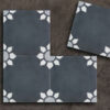mosaico hidraulico negro floral clasico