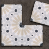 mosaico hidráulico beige y gris estilo arabesco con descuento